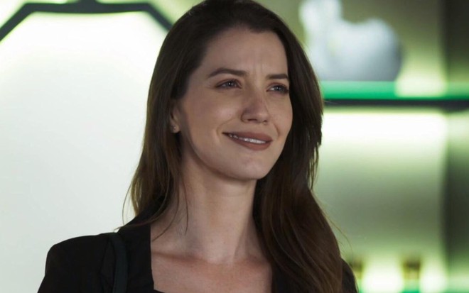 Fabiana (Nathalia Dill) em cena de A Dona do Pedaço; noviça vai declarar guerra contra Otávio (José de Abreu) - Reprodução/TV Globo