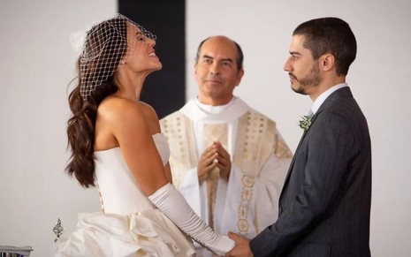 Vivi (Paolla Oliveira) e Camilo (Lee Taylor) na primeira tentativa de casamento em A Dona do Pedaço: repeteco - Fabiano Battaglin/TV Globo