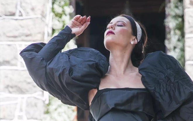 Vivi (Paolla Oliveira) com vestido de noiva preto em A Dona do Pedaço