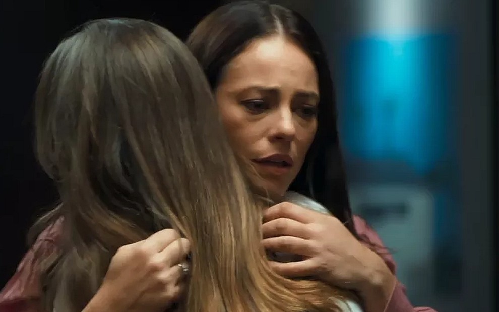 Vivi (Paolla Oliveira) abraça Fabiana (Nathalia Dill) após descobrir a verdade do passado - Reprodução/TV Globo