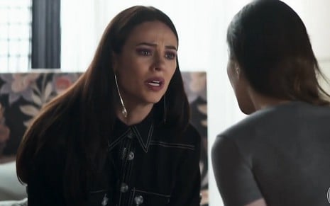 Vivi (Paolla Oliveira) conversa com Fabiana (Nathalia Dill) em cena de A Dona do Pedaço
