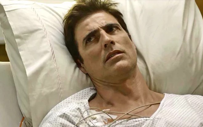 Régis (Reynaldo Gianecchini) vai expulsar a amante de seu quarto em cena de A Dona do Pedaço - Reprodução/TV Globo