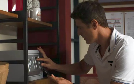 Régis (Reynaldo Gianecchini) rouba dinheiro da confeitaria em cena de A Dona do Pedaço - Reprodução/TV Globo