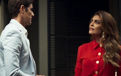 Régis (Reynaldo Gianecchini) tentará convencer Maria da Paz (Juliana Paes) de seu amor em A Dona do Pedaço - Reprodução/TV Globo