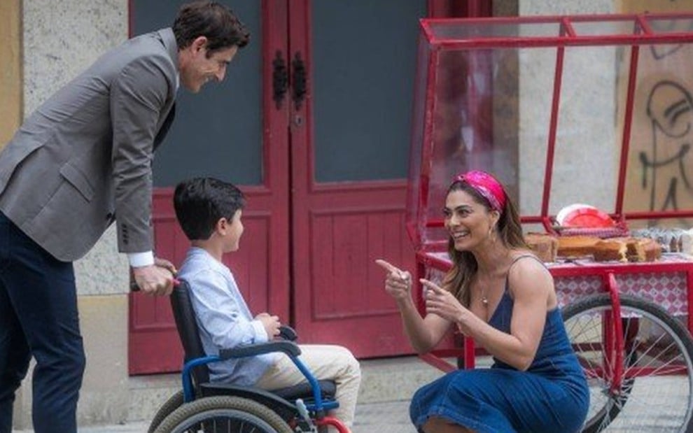 Régis (Reynaldo Gianecchini) reencontra Maria da Paz (Juliana Paes) na companhia do filho em A Dona do Pedaço