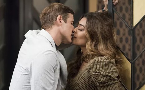 Régis (Reynaldo Gianecchini) beijará Maria da Paz (Juliana Paes) no próximo sábado (15) - César Alves/TV Globo