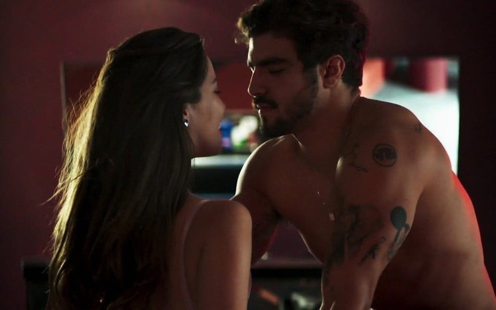 A atriz Nathalia Dill contracena com Caio Castro na novela das nove da Globo, A Dona do Pedaço