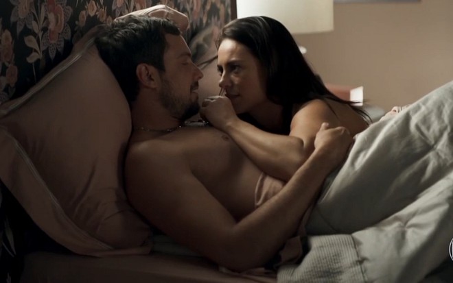 Vivi (Paolla Oliveira) vai transar com Chiclete (Sergio Guizé) mesmo casada com outro em A Dona do Pedaço - Reprodução/TV Globo