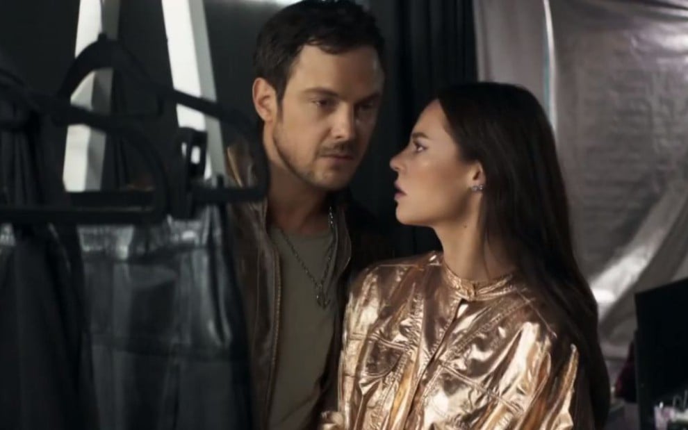 Chiclete (Sergio Guizé) com Vivi (Paolla Oliveira) em cena de A Dona do Pedaço: execução comprada - Reprodução/TV Globo