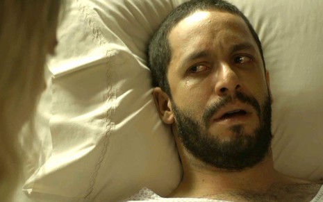 O ator Rainer Cadete em cena no leito de um hospital em A Dona do Pedaço, novela das nove da Globo