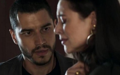 O ator Lee Taylor contracena com Paolla Oliveira na novela das nove da Rede Globo