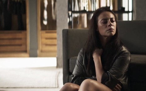 A atriz Paolla Oliveira segura o choro em cena de cárcere privado da novela A Dona do Pedaço, da TV Globo
