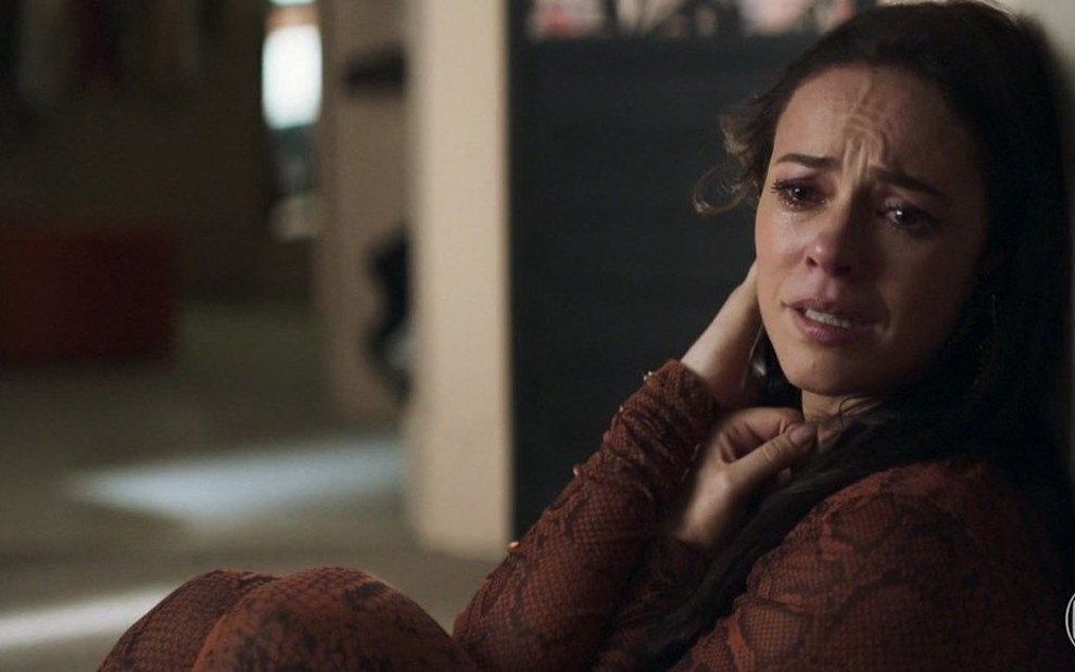 A atriz Paolla Oliveira chora em sequência da novela A Dona do Pedaço em que interpreta Vivi Guedes