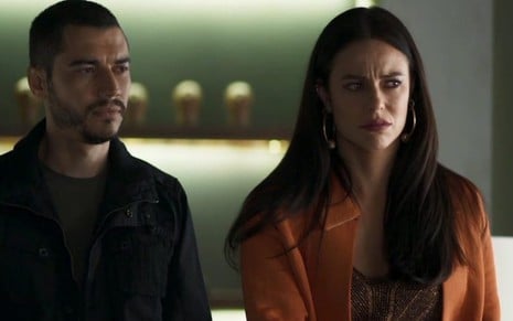 O ator Lee Taylor contracena com Paolla Oliveira na novela das nove da Rede Globo em que interpretam um casal