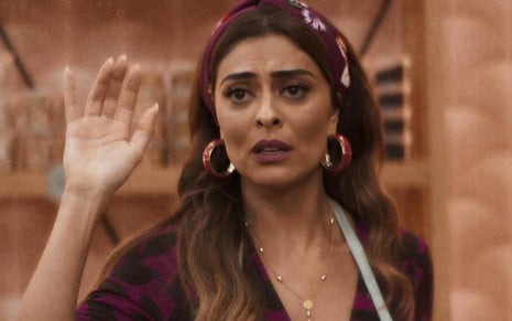 A atriz Juliana Paes com a mão levantada e olhar perdido em cena da novela A Dona do Pedaço como a personagem Maria da Paz