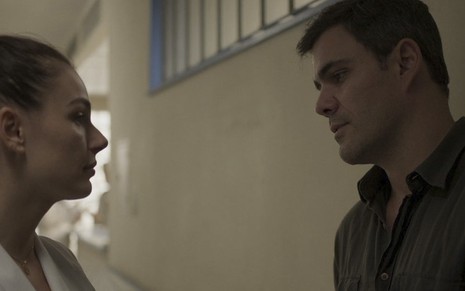 Os atores Isis Valverde e Juliano Cazarré conversam caracterizados como Betina e Magno em cena de Amor de Mãe