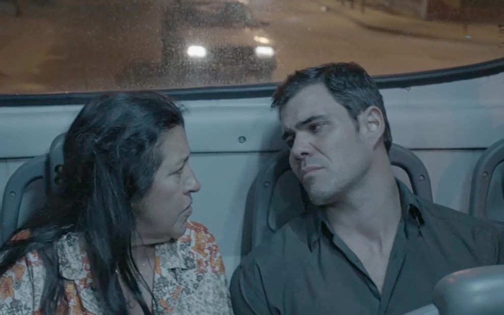 A atriz Regina Casé contracena com Juliano Cazarré em ônibus na novela Amor de Mãe, da TV Globo