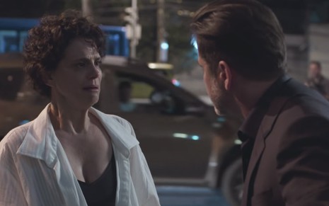 A atriz Malu Galli chora em frente a um carro preso no trânsito enquanto discute com Murilo Benício, ambos caracterizados como os personagens Lídia e Raul em cena de Amor de Mãe