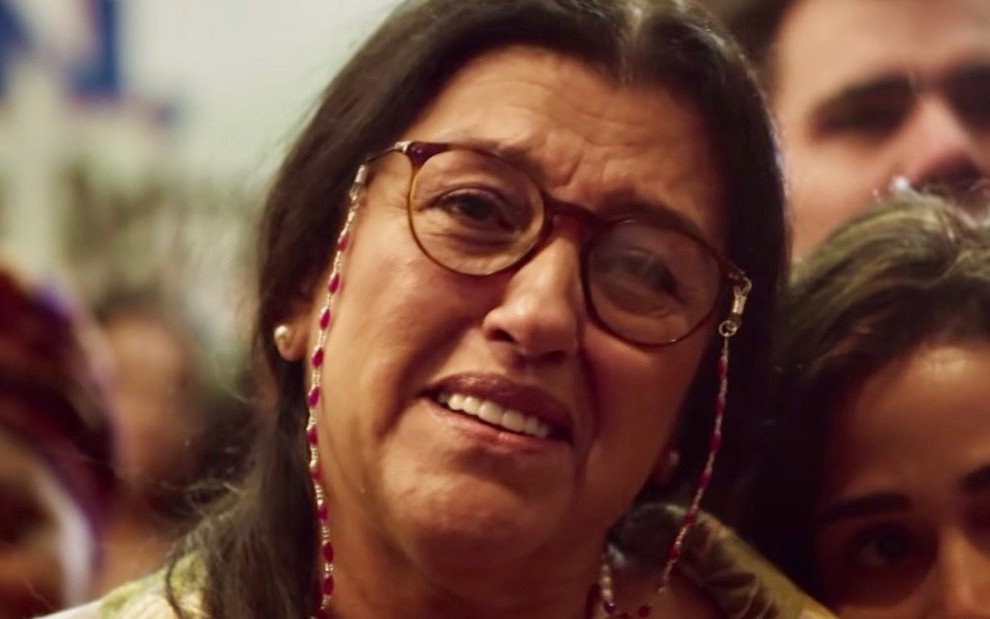 A atriz Regina Casé mostra emoção em cena da nova novela das nove da TV Globo, Amor de Mãe