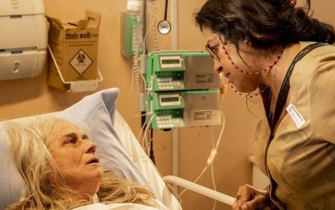 Lurdes (Regina Casé) encontra Kátia (Vera Holtz) internada em Amor de Mãe