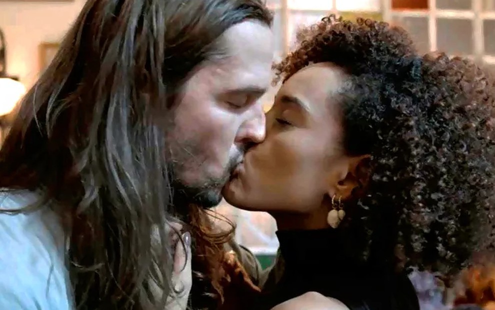 Davi (Vladimir Brichta) rouba um beijo de Vitória (Taís Araujo) em Amor de Mãe