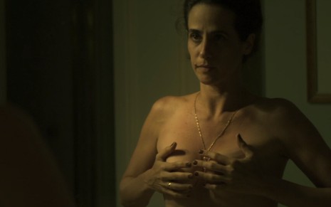 Mariana Lima interpreta Glória, primeira mulher do médico Roger Sadala (Antonio Calloni) em Assédio - Reprodução/TV Globo