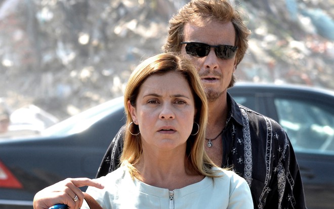 A atriz Adriana Esteves com Marcello Novaes em cena no lixão da novela Avenida Brasil, da TV Globo