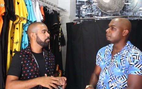 O repórter Rafael Santana (à esq.) entrevista o empresário da moda Vander Charles no quadro Afrojob - Fotos: Reprodução/Rede Bahia
