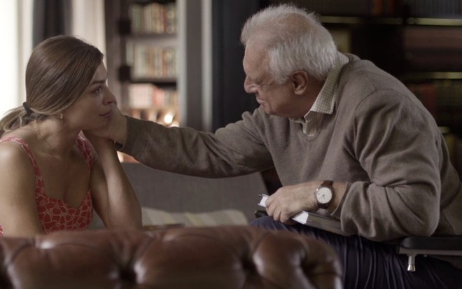 A atriz Grazi Massafera ganha carinho de Antonio Fagundes em cena da novela Bom Sucesso, da TV Globo