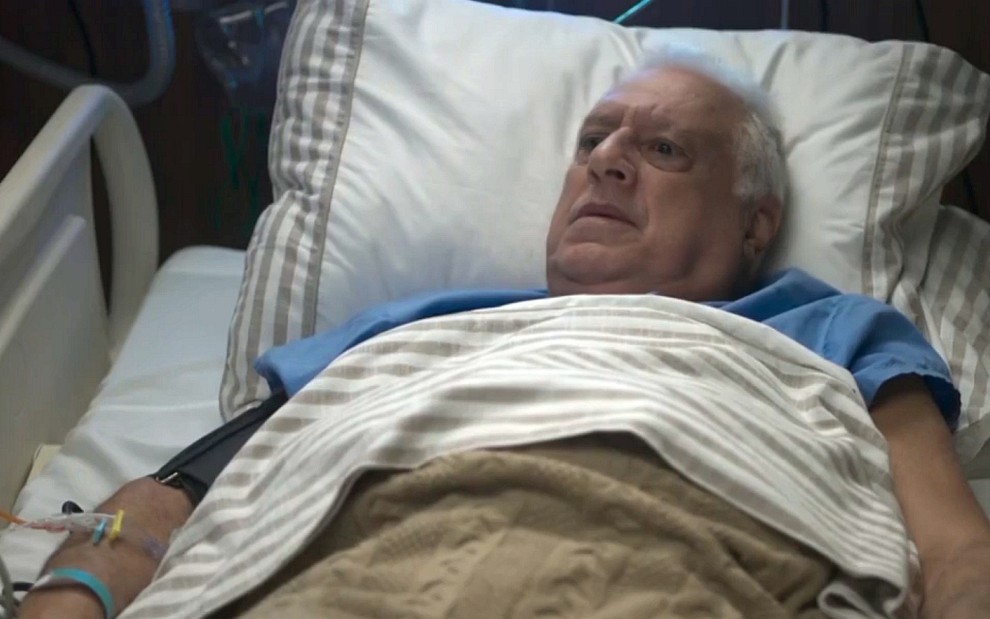 Alberto (Antonio Fagundes) na cama de um hospital em cena de Bom Sucesso