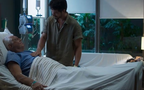 Alberto (Antonio Fagundes), moribundo na cama, recebe cuidados do filho Marcos (Romulo Estrela) em Bom Sucesso, novela das sete da Globo