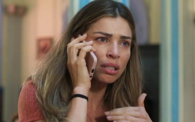 Grazi Massafera como Paloma em cena de Bom Sucesso: costureira reencontrará Marcos no Rio - Reprodução/TV Globo