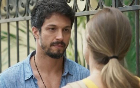 Os atores Romulo Estrela e Grazi Massafera (de costas) em cena da novela Bom Sucesso, da Globo