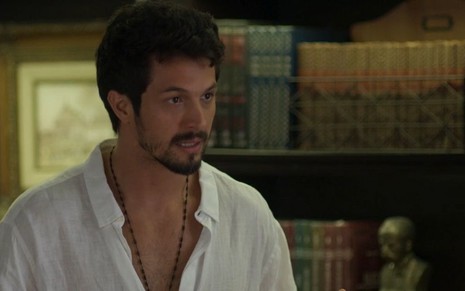 O ator Romulo Estrela como o personagem Marcos, expressando surpresa, em cena da novela Bom Sucesso, da Globo 