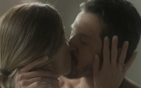 Os atores Grazi Massafera e Romulo Estrela como os personagens Paloma e Marcos, se beijando, em cena da novela Bom Sucesso, da Globo 