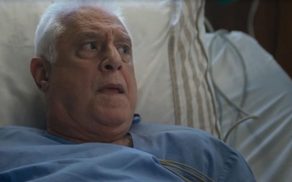 O ator Antonio Fagundes em cena da novela Bom Sucesso como o personagem Alberto, deitado em uma cama de hospital