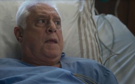 O ator Antonio Fagundes em cena da novela Bom Sucesso como o personagem Alberto, deitado em uma cama de hospital