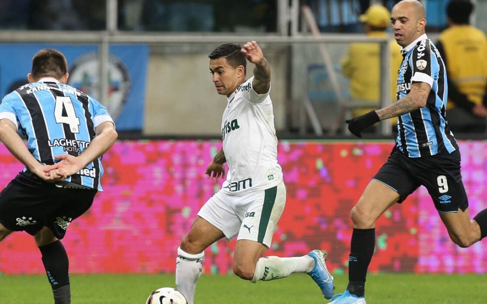 Os jogadores Kannemann (á esq.), Dudu e Diego Tardelli em jogo entre Grêmio e Palmeiras, disputado em agosto