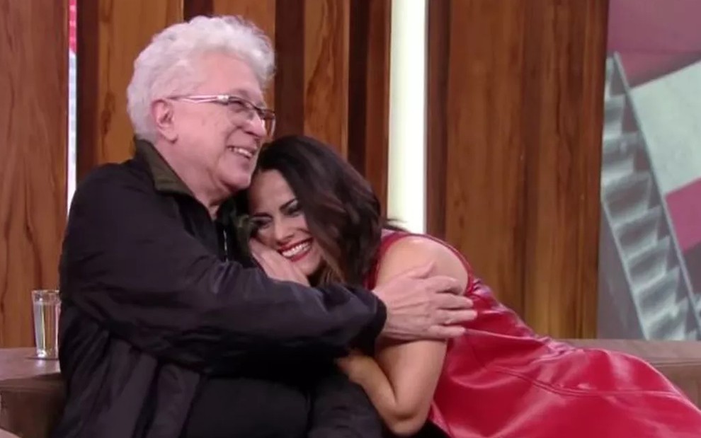 Aguinaldo Silva abraça Viviane Araújo durante entrevista ao Conversa com Bial: ele adora a ex-peoa - Reprodução/TV Globo
