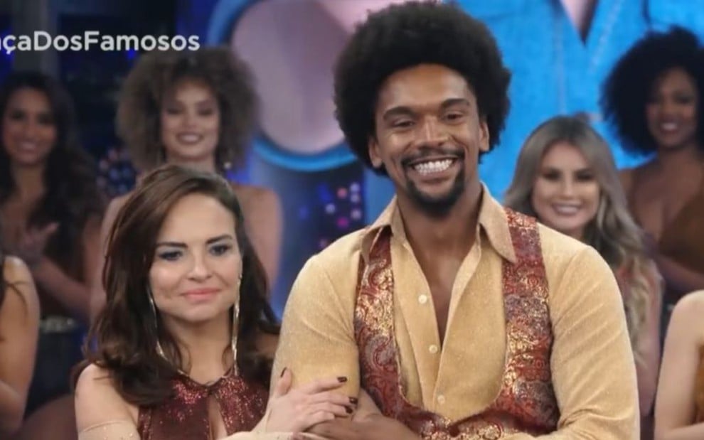 A atriz Luiza Tomé faz cara de chateada ao lado do professor Marcus Lobo na Dança dos Famosos 2019
