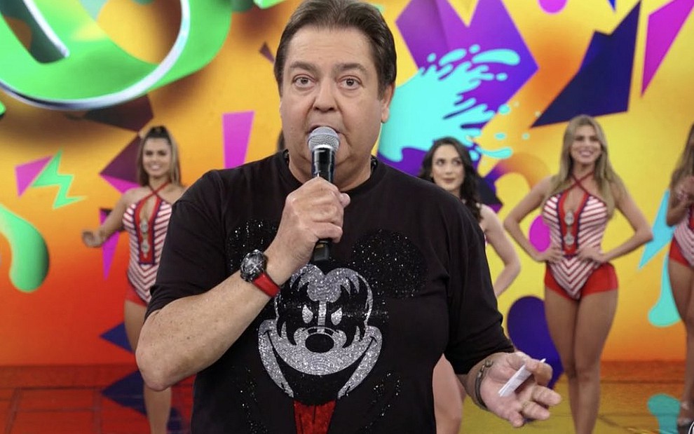 Faustão usou camisa descontraída e brilhante no programa deste domingo (3) - Reprodução/TV Globo