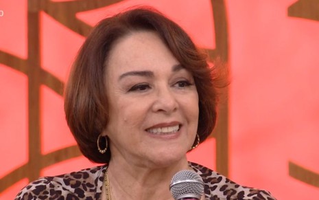 A atriz Nívea Maria no sofá do programa Encontro desta terça (1), na Globo 