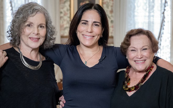 As atrizes Irene Ravache, Gloria Pires e Nicette Bruno posam no cenário da casa da personagem Lola em Éramos Seis