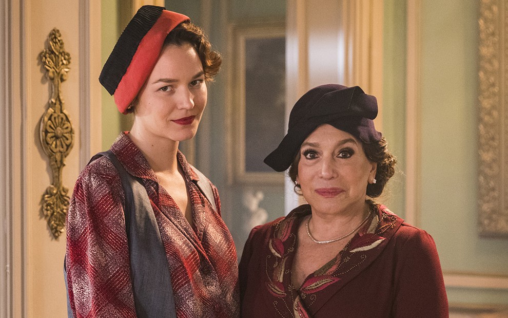 As atrizes Joana de Verona e Susana Vieira caracterizadas com roupas dos anos 1940 como Adelaide e Emília em cena de Éramos Seis