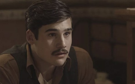 O ator Nicolas Prattes caracterizado como o personagem Alfredo em cena de Éramos Seis, com o rosto perplexo