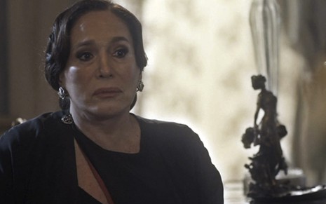 A atriz Susana Vieira caracterizada como a Emília em cena de Éramos Seis