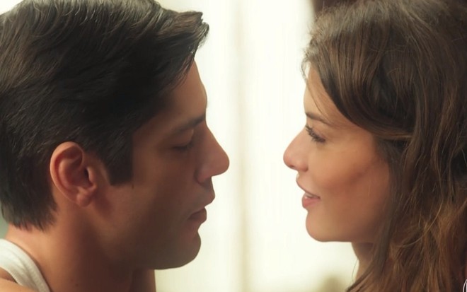 Otávio (Patrick Sampaio) vai assumir compromisso com Dora (Alinne Moraes) em Espelho da Vida - Reprodução/TV Globo