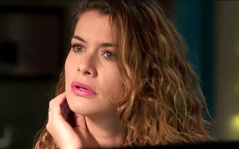 Isabel (Alinne Moraes) ficará com medo de entrar na casa de Julia sozinha em Espelho da Vida - Reprodução/TV Globo