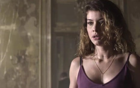 Isabel (Alinne Moraes) vai armar para afastar a mocinha do cineasta em Espelho da Vida - Reprodução/TV Globo