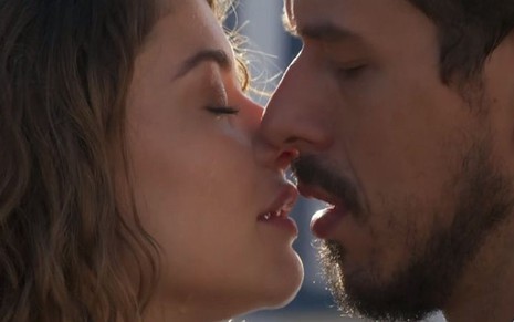 Isabel (Alinne Moraes) e Alain (João Vicente de Castro) vão se reaproximar em Espelho da Vida - Reprodução/TV Globo